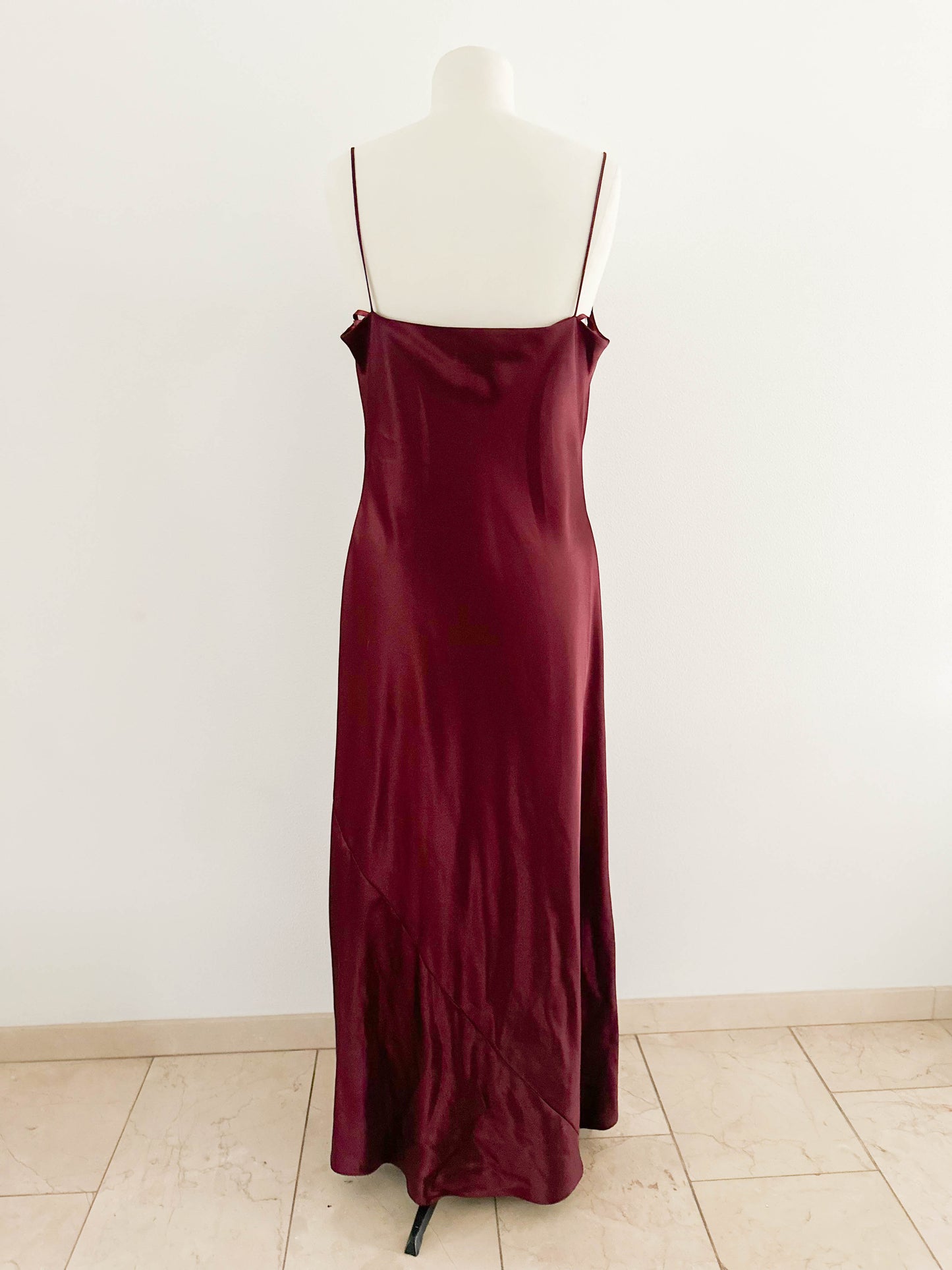 FLOOR LENGTH BURGANDY GOWN (M - L)