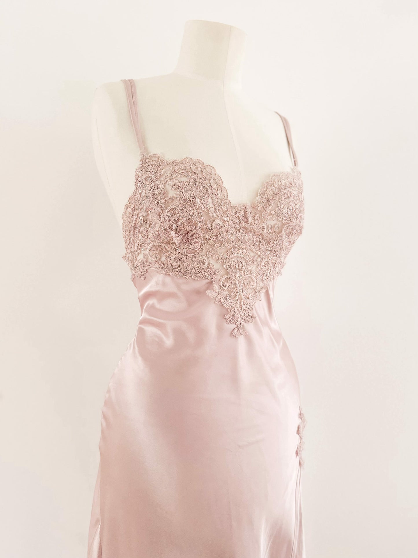 SOFT PINK LACE DRESS (M)