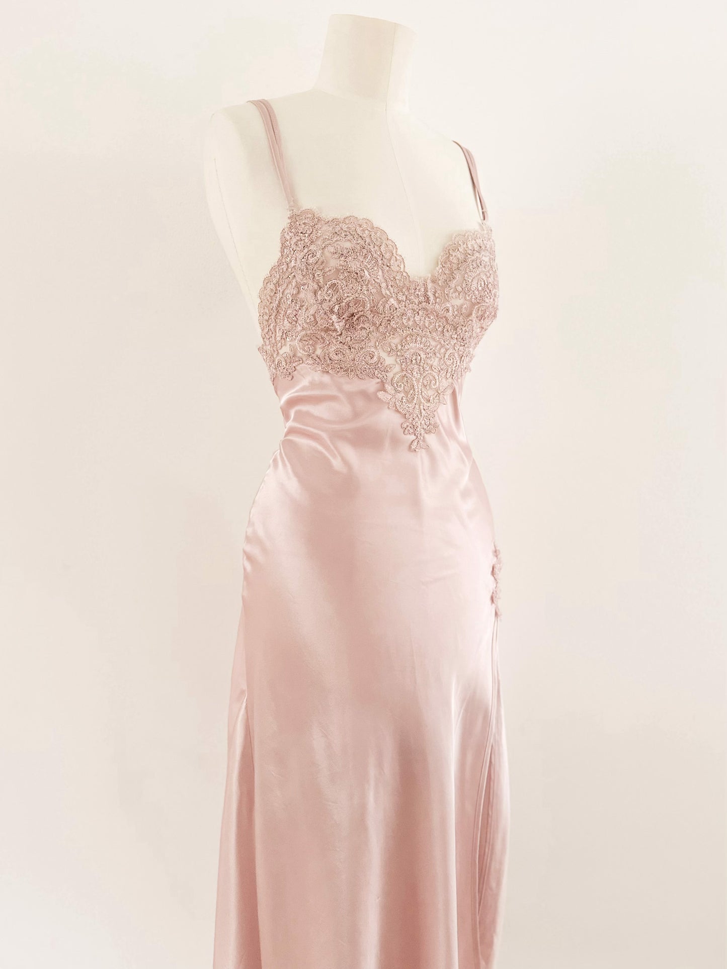 SOFT PINK LACE DRESS (M)