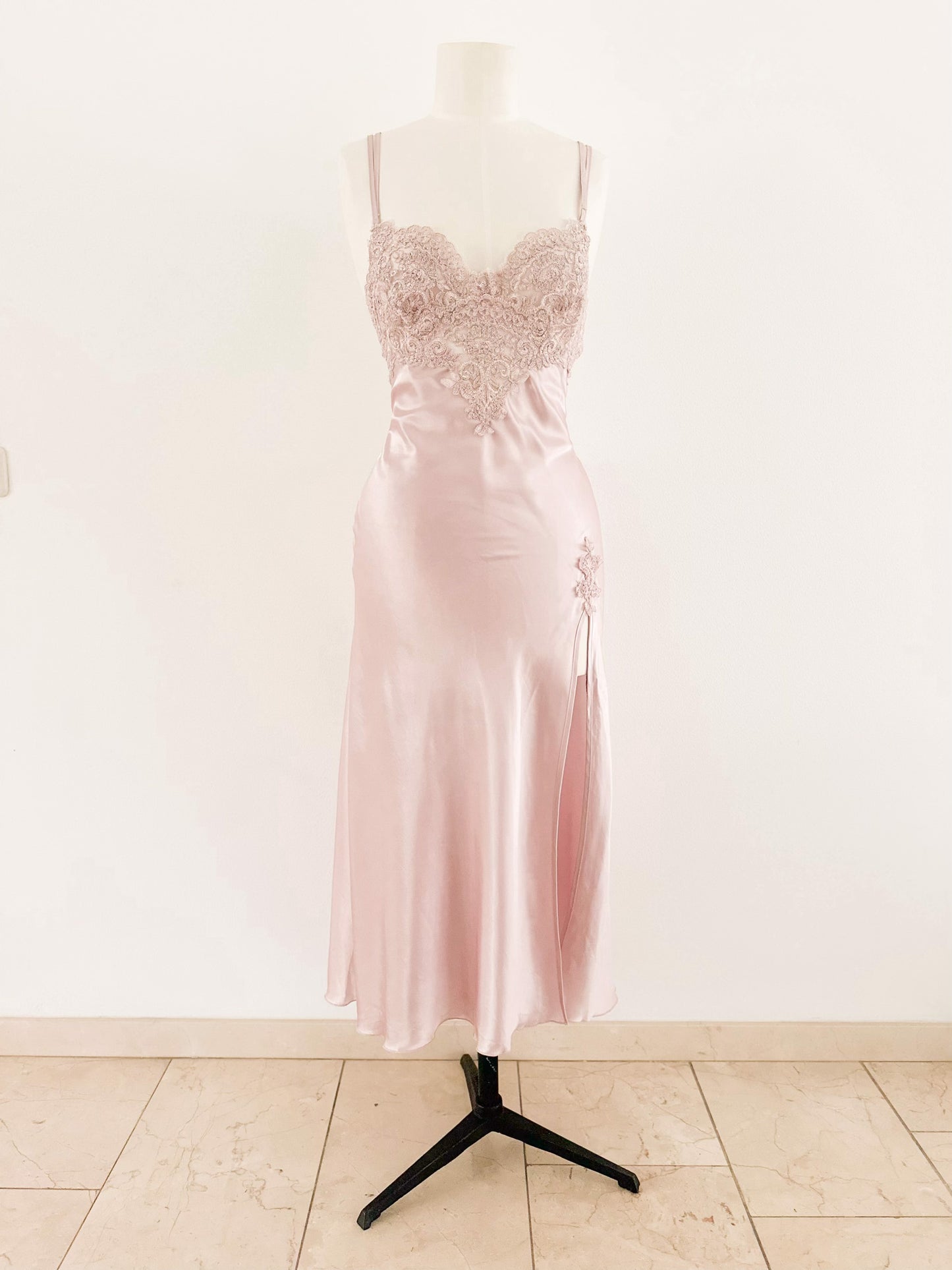 SOFT PINK LACE DRESS (M)