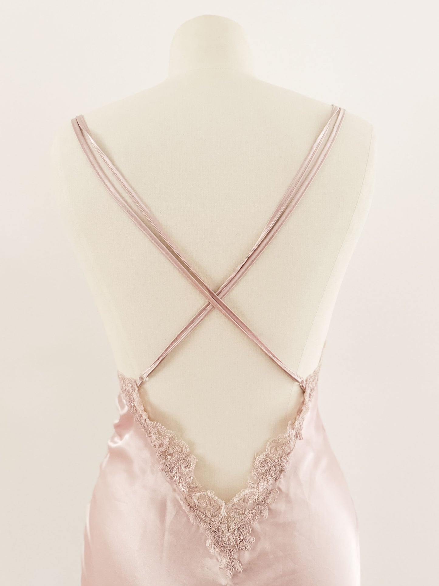 SOFT PINK LACE DRESS (M)