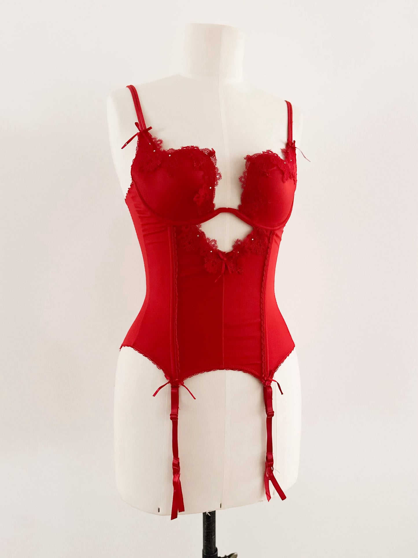 HOT RED CUT OUT BUSTIER (75D/70E)