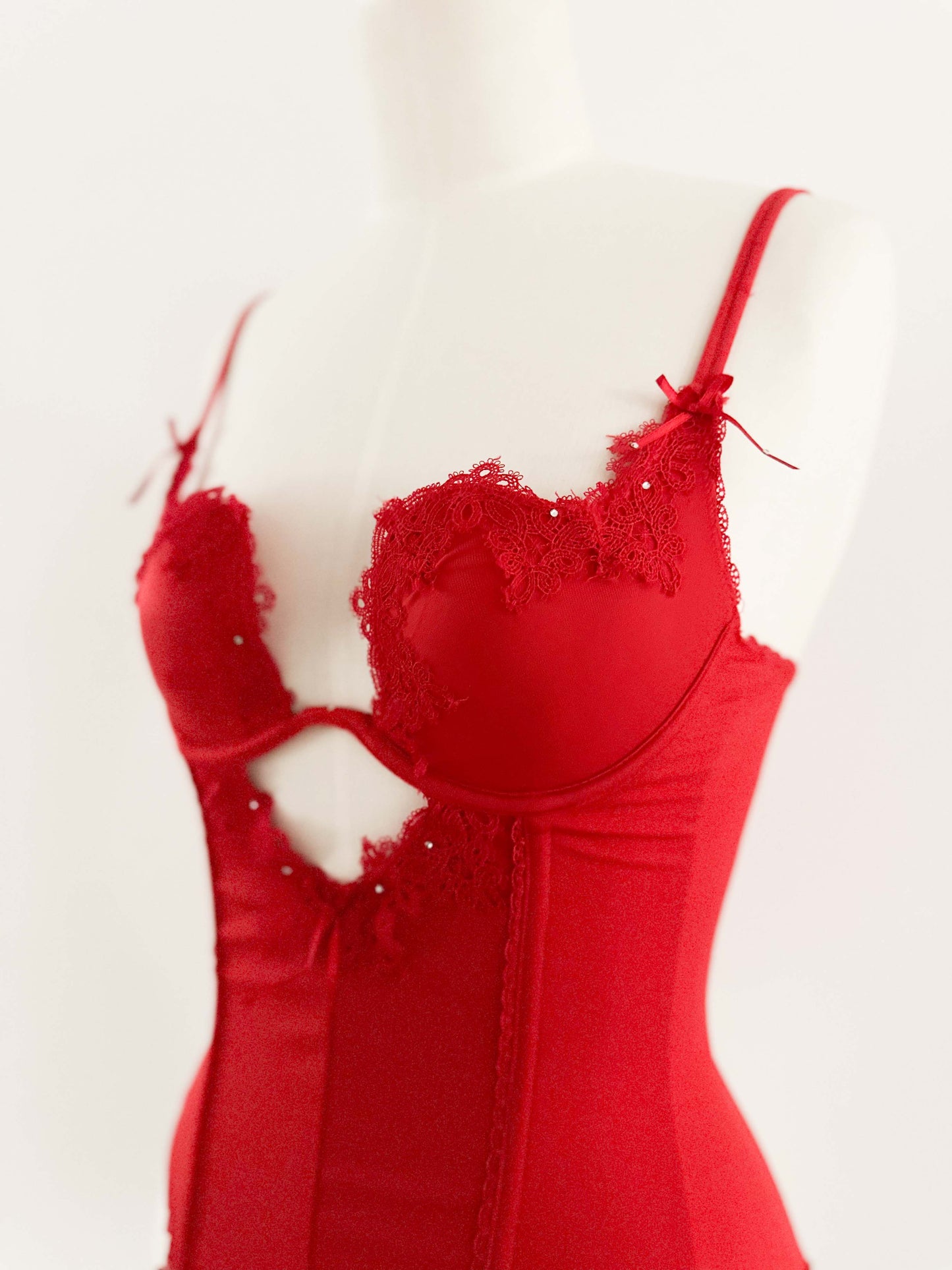 HOT RED CUT OUT BUSTIER (75D/70E)
