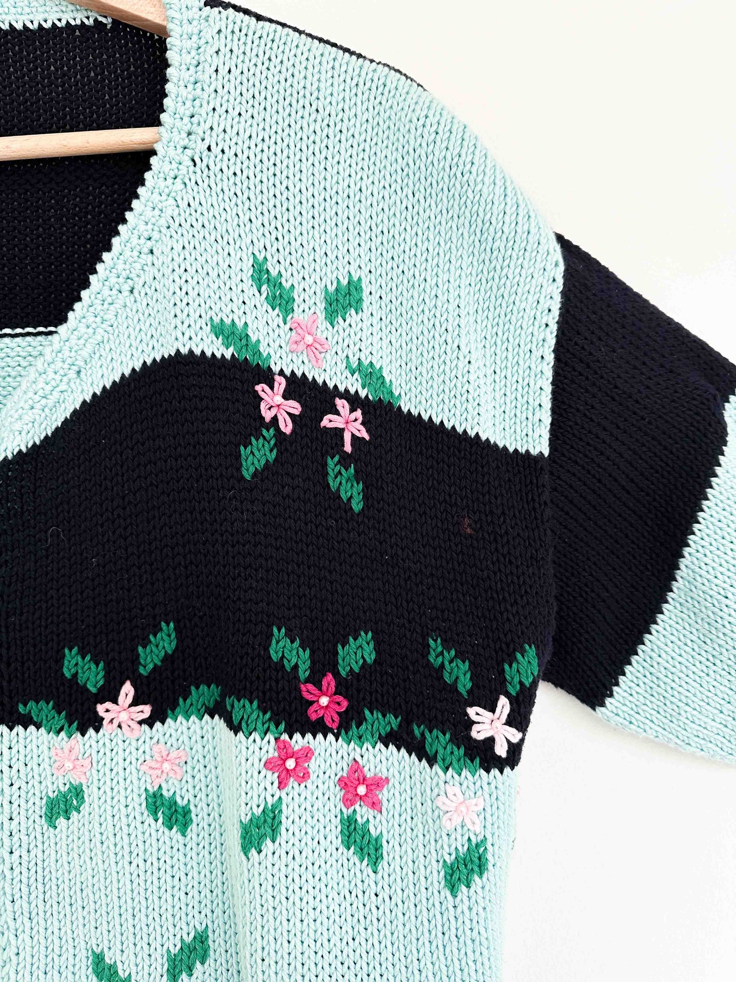 HANDKNITTED FLORAL 2 TONE KNIT (M - L)