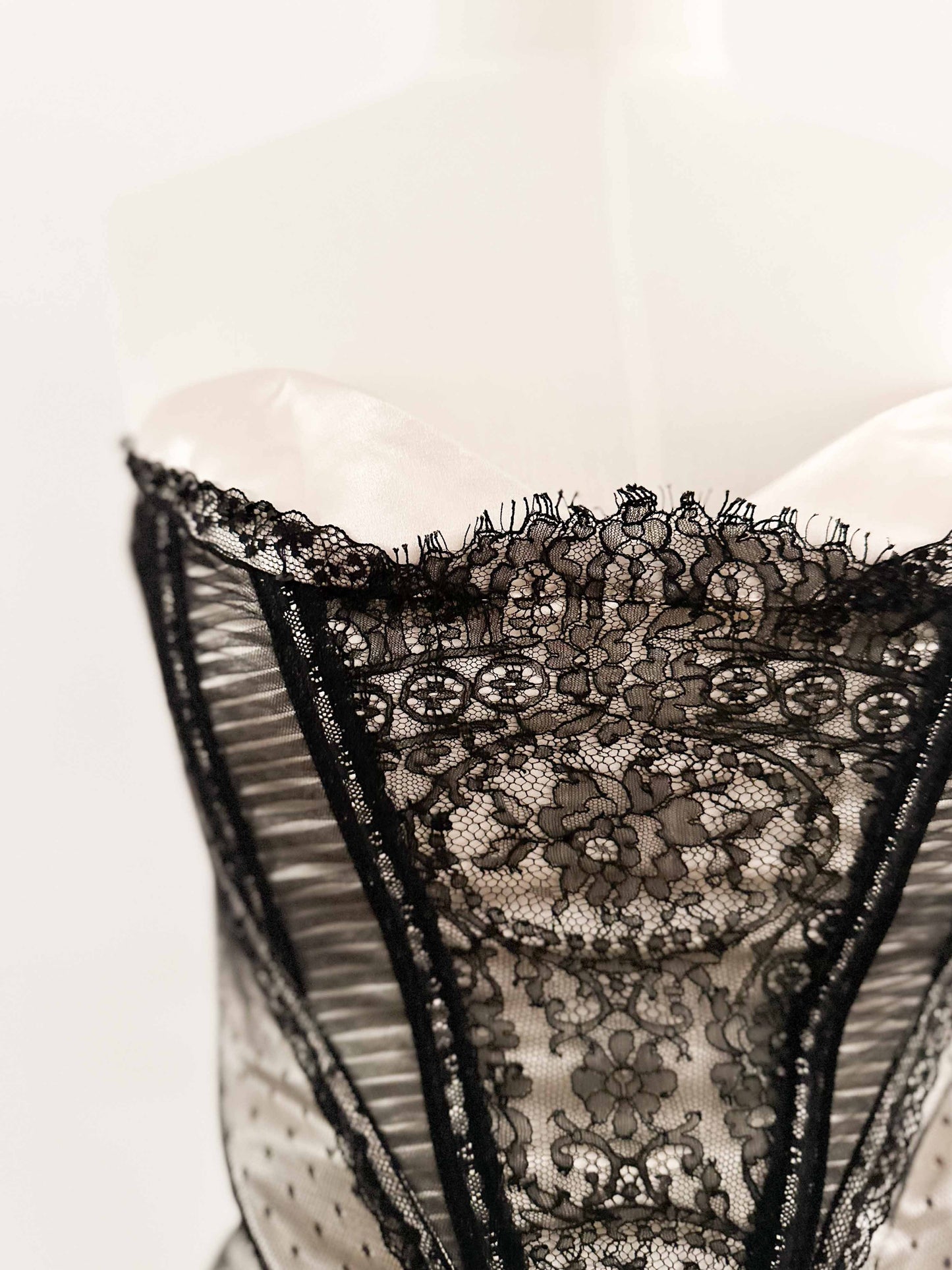 ROYAL LACE BUSTIER (M - L)