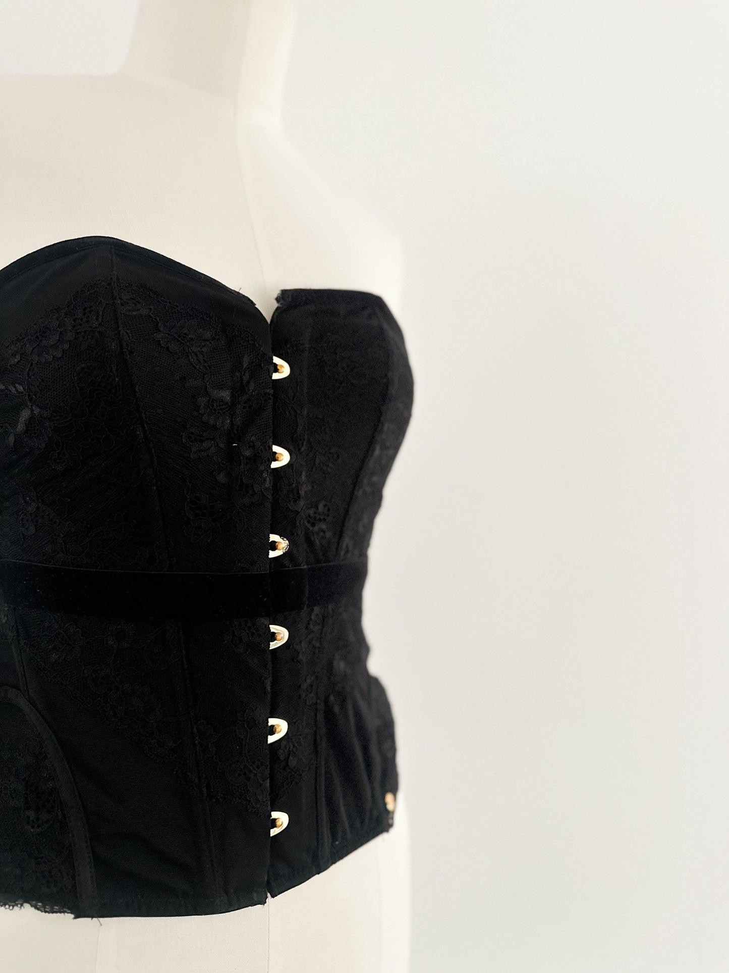 CLASSIC BLACK LACE CORSET (M - L)