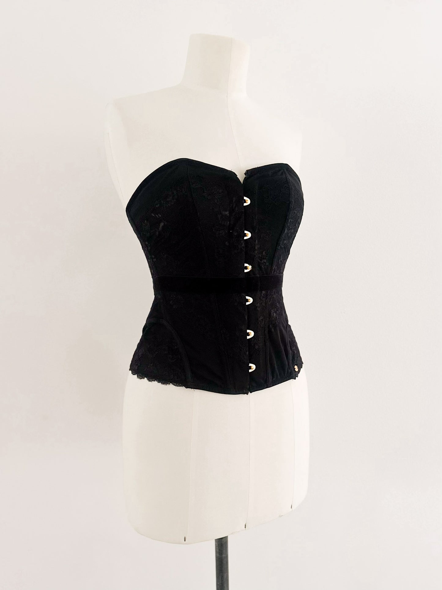 CLASSIC BLACK LACE CORSET (M - L)