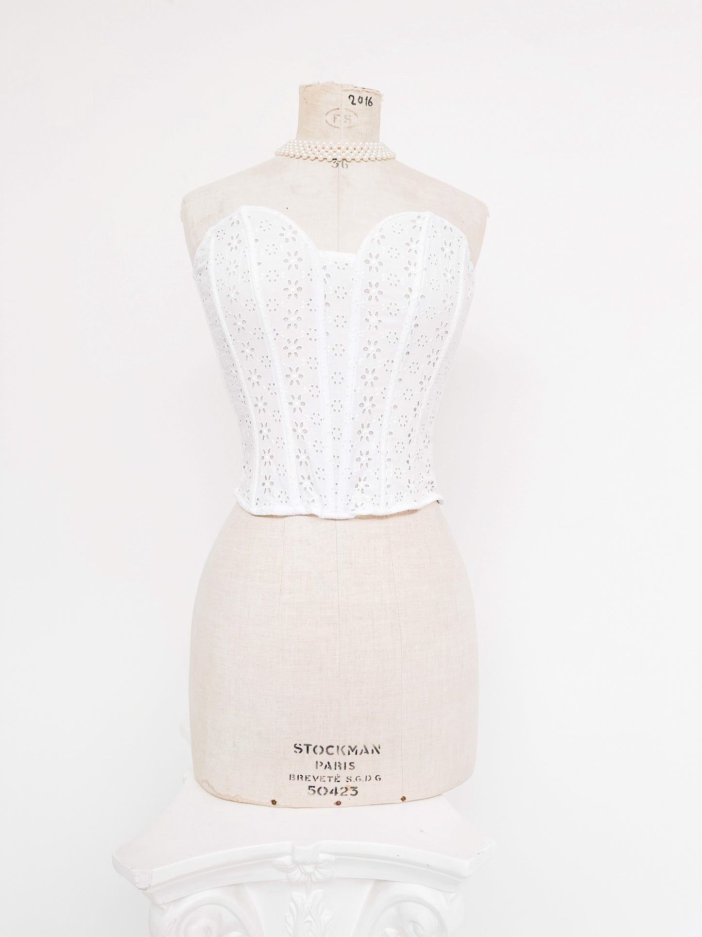 WHITE SWEETHEART EYELET CORSET (S - M)