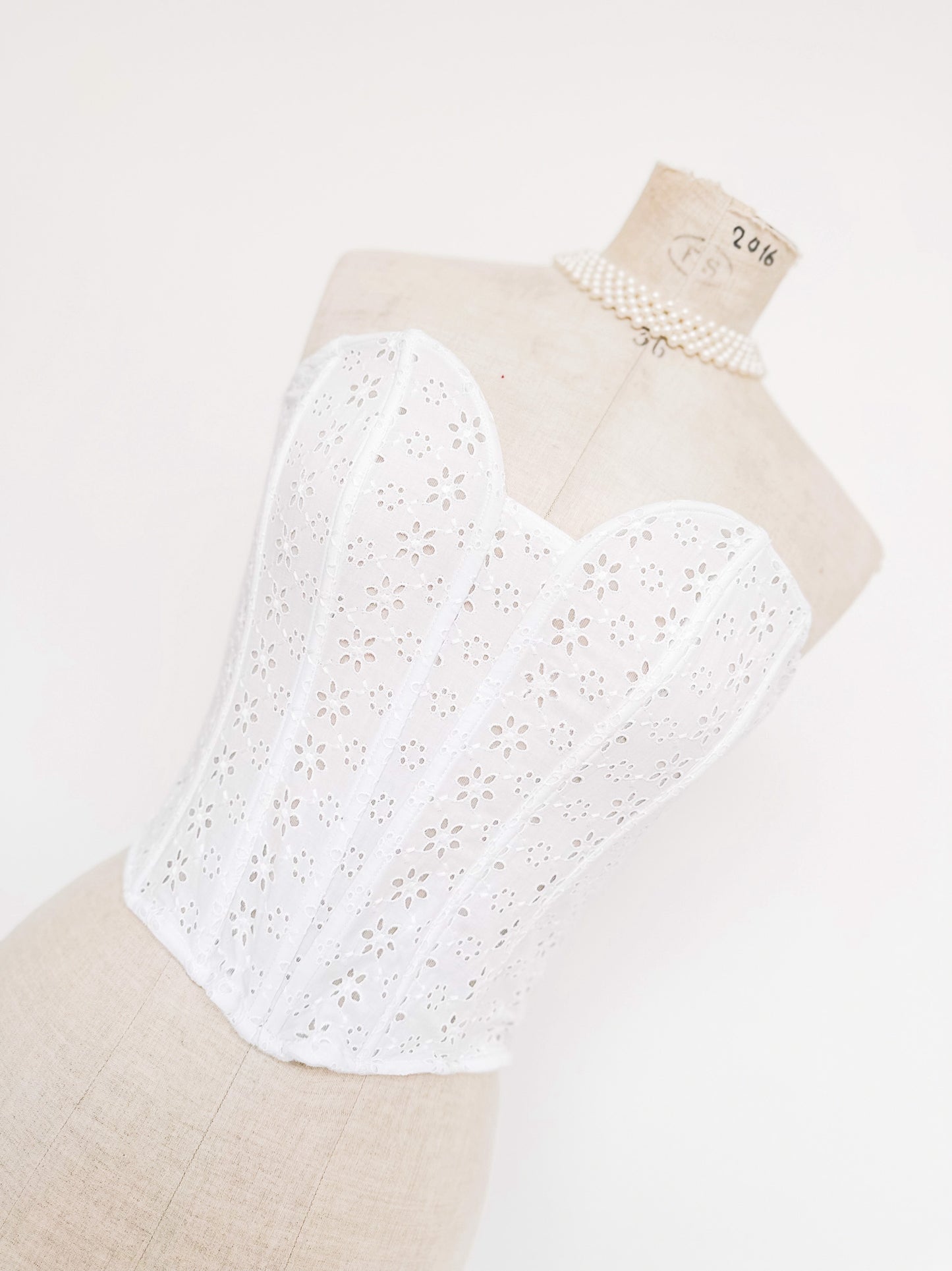 WHITE SWEETHEART EYELET CORSET (S - M)