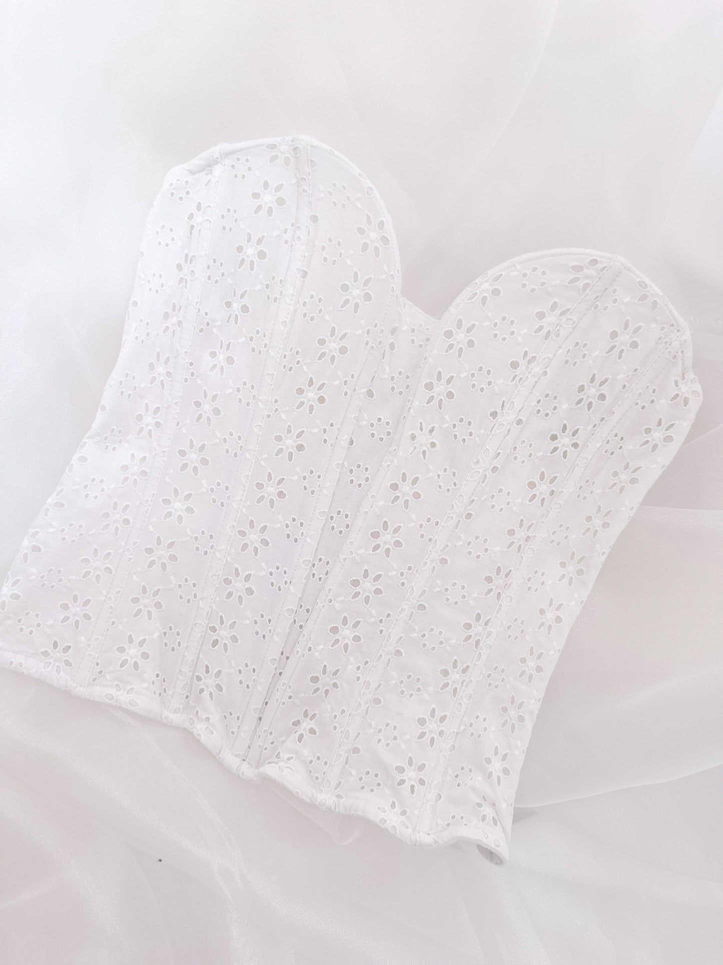 WHITE SWEETHEART EYELET CORSET (S - M)